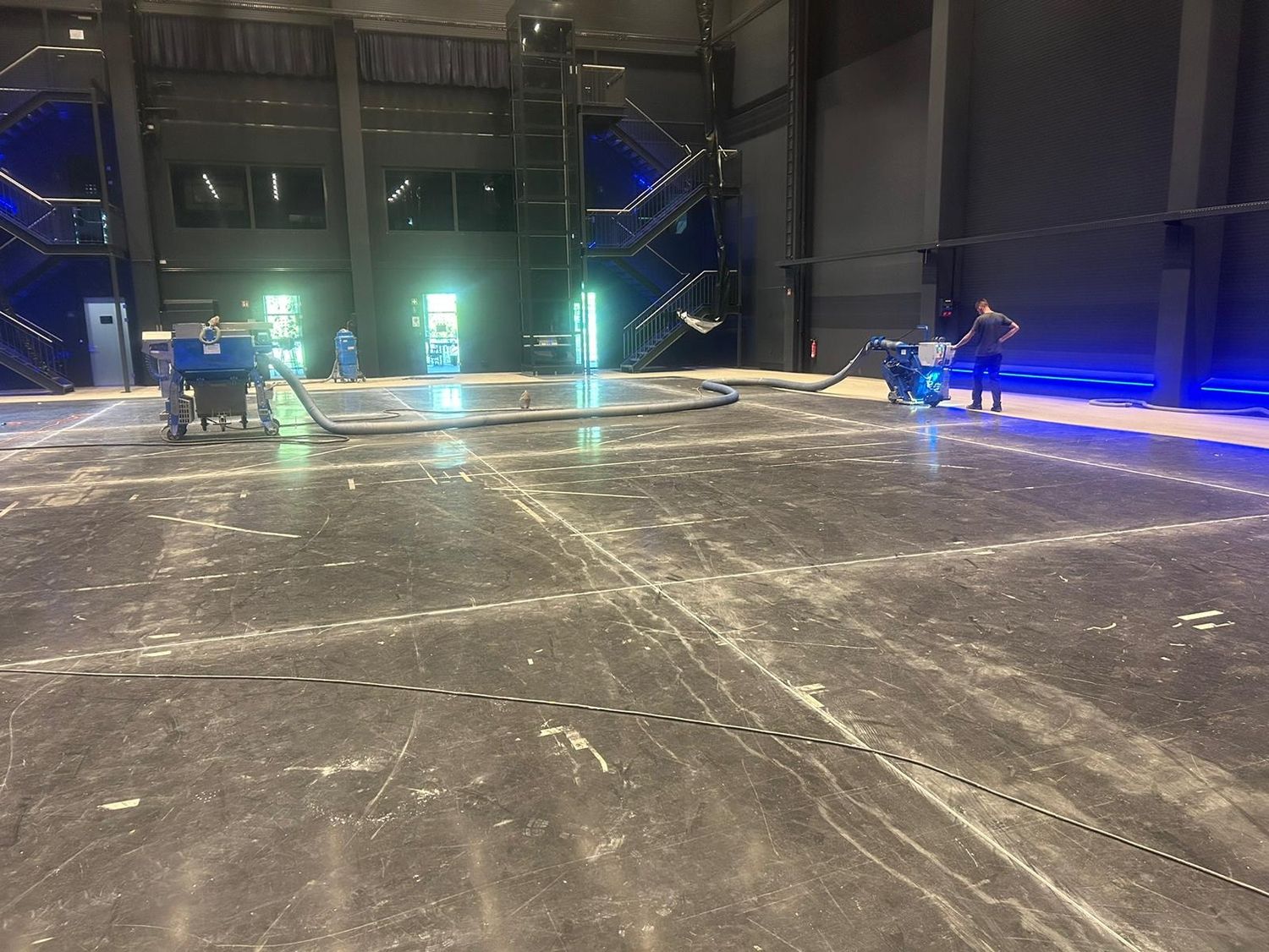 Ein Mann befindet sich in einem Lagerhaus